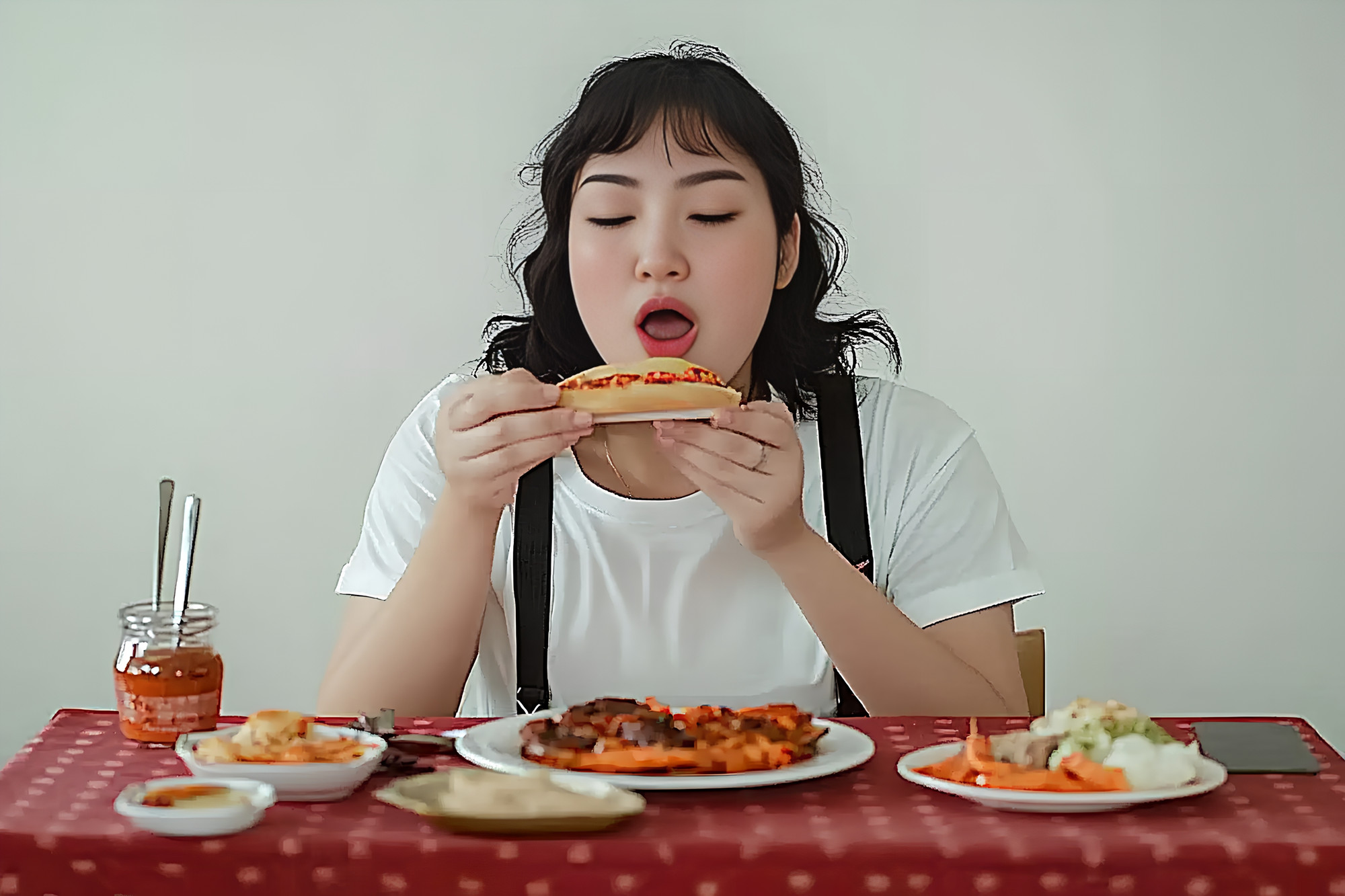 青少年肥胖生活化写实女性品尝食物餐桌前闭眼张嘴场景商业照片（商业使用）.jpg
