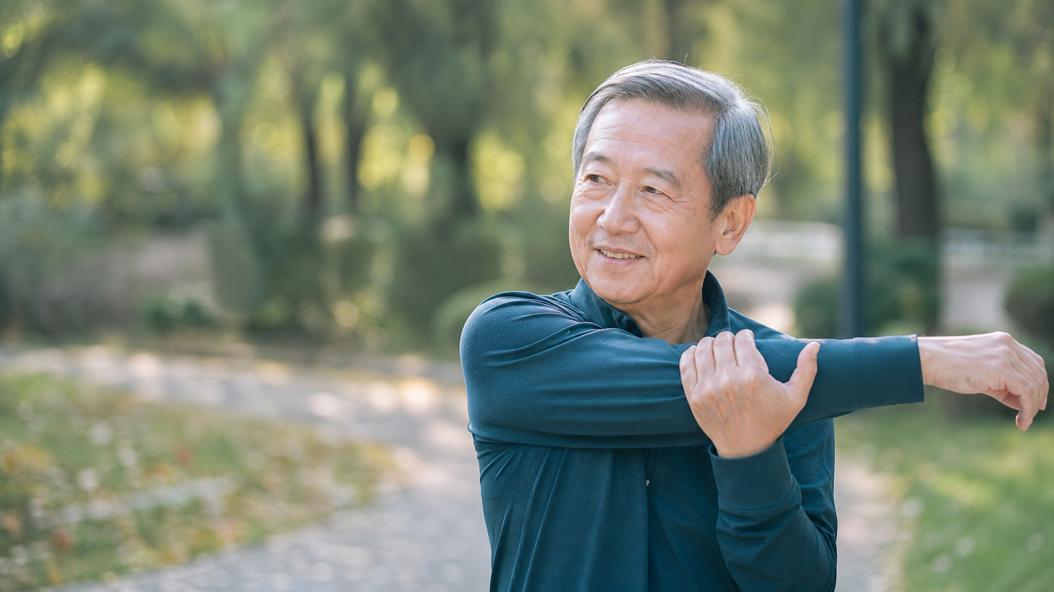 老人·康复训练老年男性长者退休老人公园拉伸锻炼人像照片（商业使用）.png